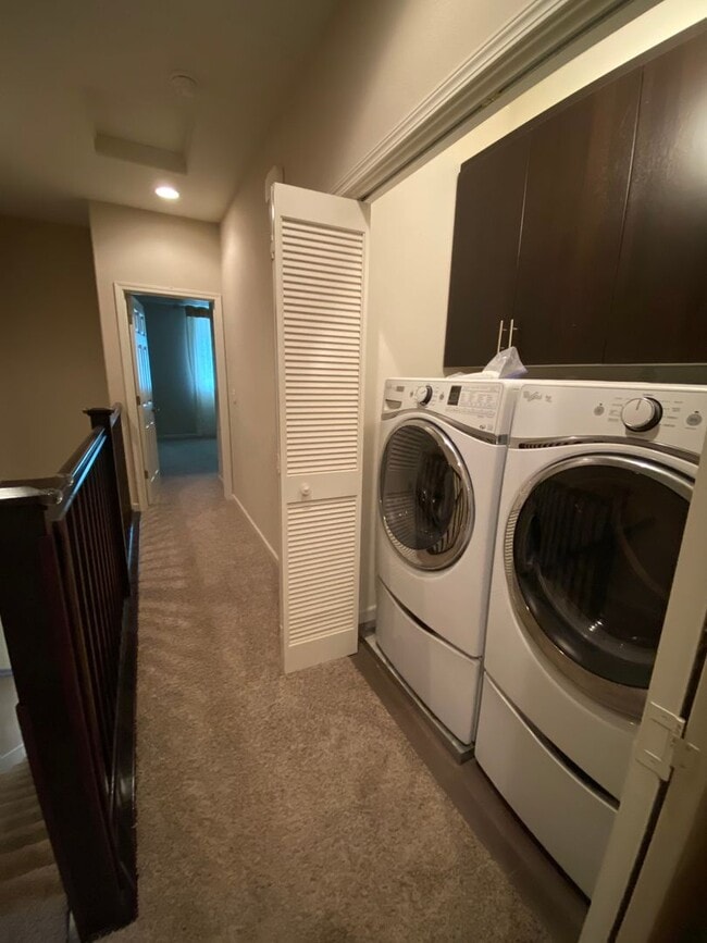 Building Photo - 4Br4Ba Former Model Townhouse Top of the L...