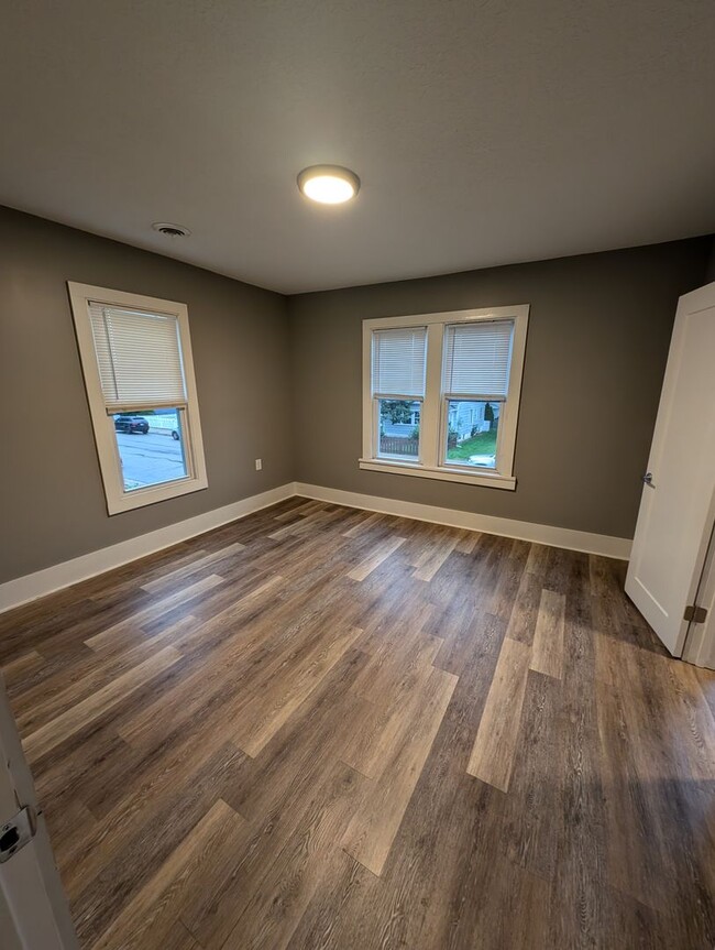 Building Photo - Updated Northeast Duplex!