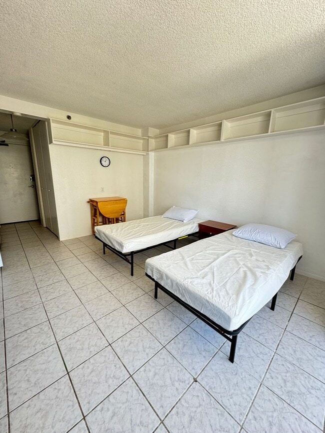 Building Photo - Partially Furnished Studio in Waikiki
