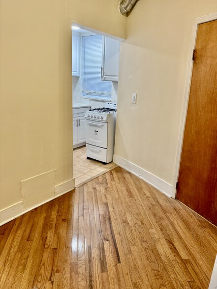 Building Photo - 5031 N Harding Ave