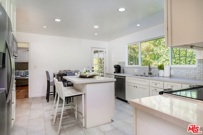 Building Photo - 13843 Milbank St