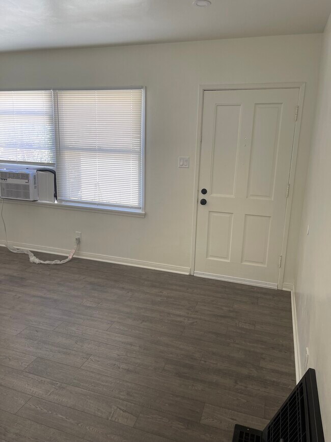 Building Photo - 10231 Hillhaven Ave