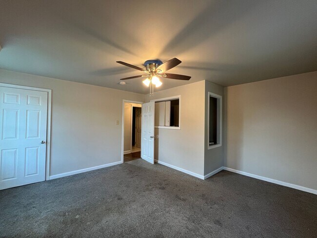 Building Photo - Beautifully updated 3-bedroom, 1-bath twin...
