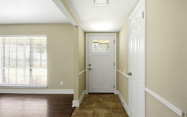 Building Photo - 1511 Sungail Dr