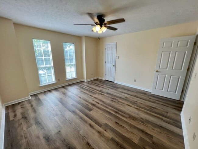 Building Photo - 2 Bed/1.5 Bath Towhome on Cul-De-Sac, *Backyard Privacy Fence*