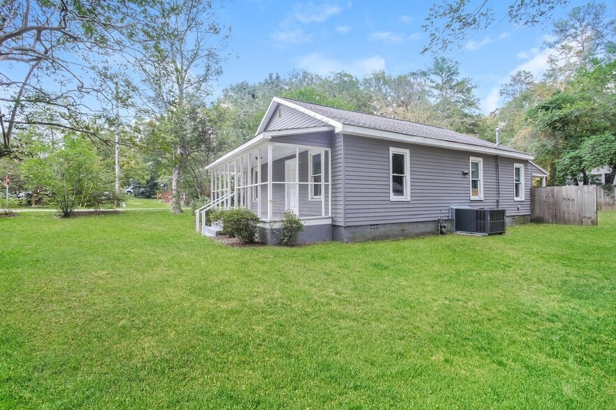 Building Photo - 2303 Haile St