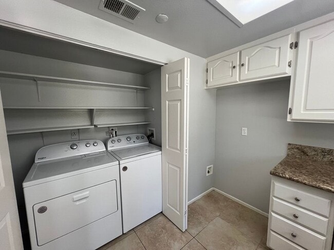 Building Photo - 36 Birchwood Ln