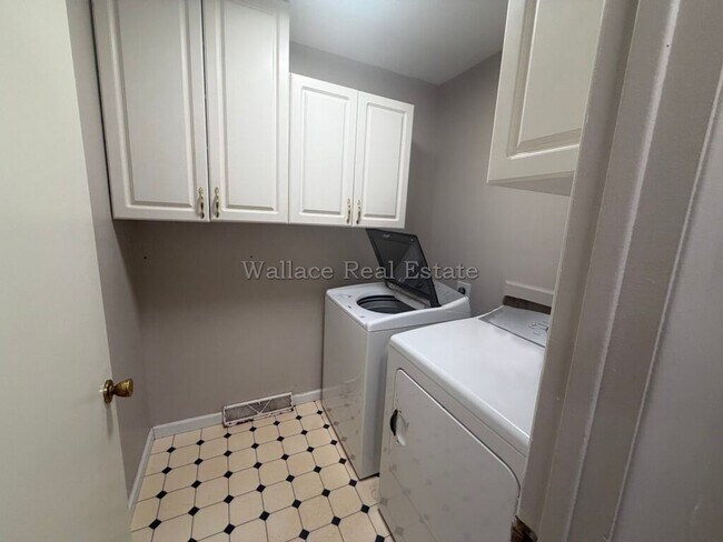 Building Photo - ALL ONE LEVEL IN WEST KNOXVILLE!  OVER 2,400 SQUARE FEET!!!