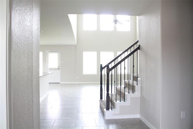 Building Photo - 18319 Pin Oak Lake Dr