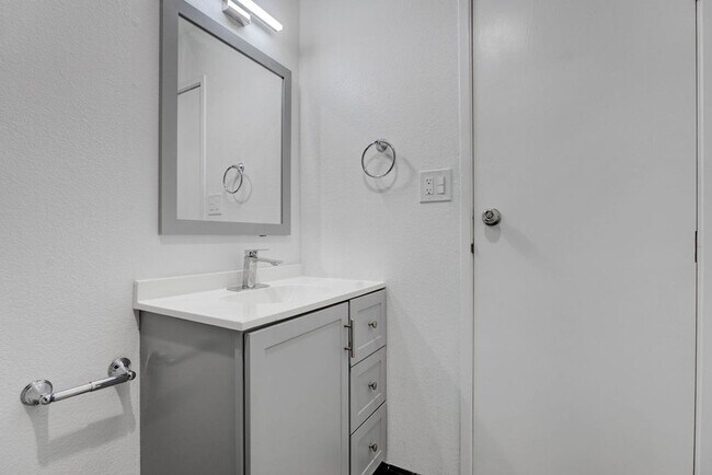 Building Photo - 5396 S Swenson St