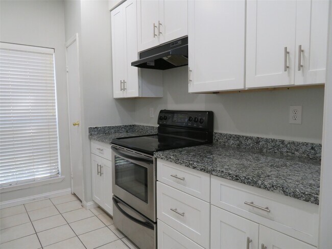 Building Photo - 9707 Richmond Ave.