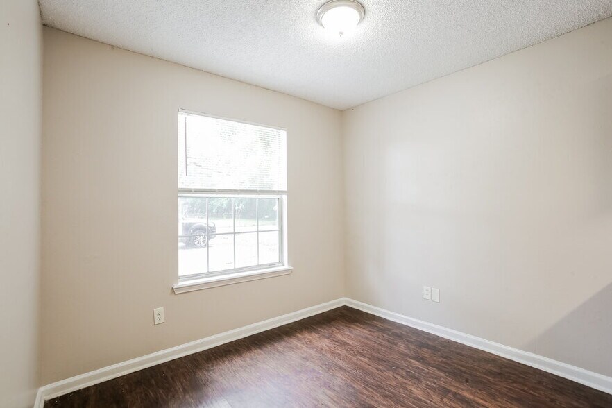 Building Photo - 1529 Spearing St