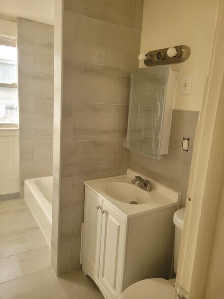 Building Photo - 83 Southview St