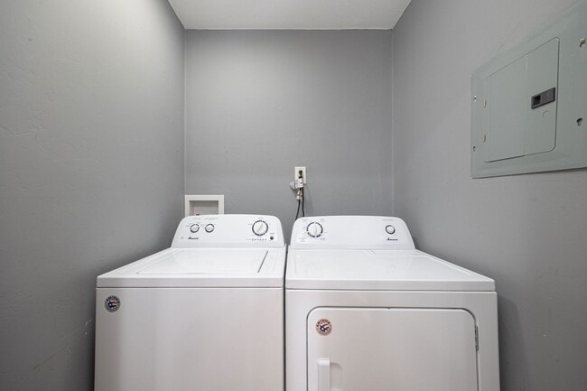 Building Photo - Recently Renovated 2 Bedroom Home with All...