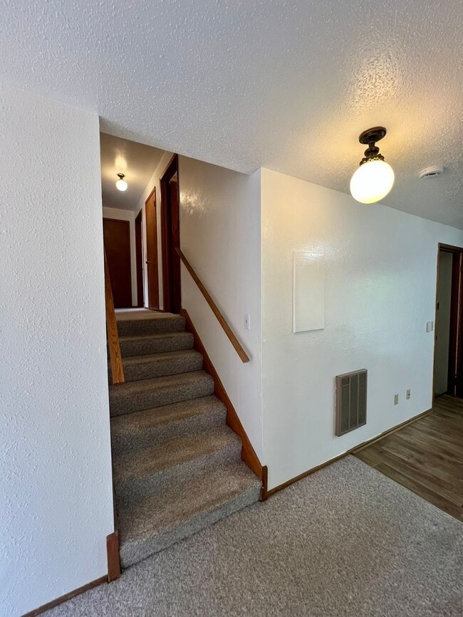 Building Photo - West Olympia Tri-Level Home