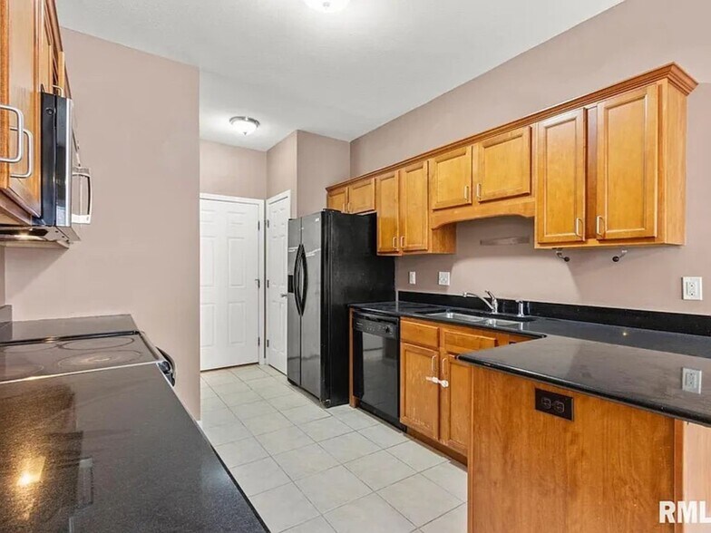 Building Photo - 11217 North Oakwood Drive