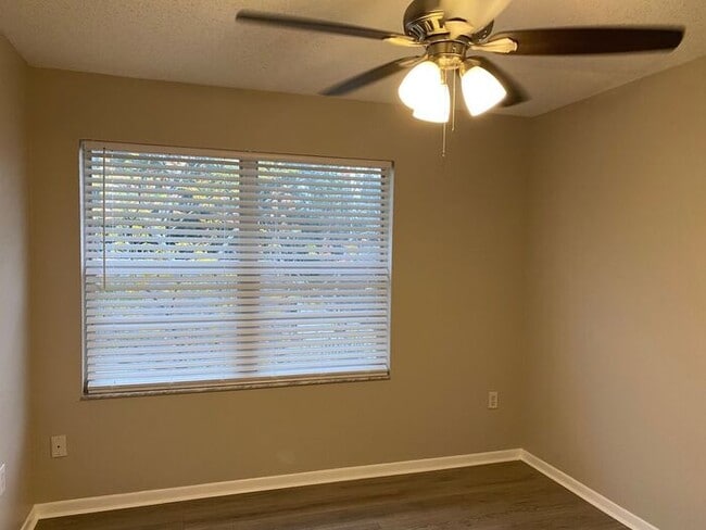 Building Photo - MOVE-IN SPECIAL-WONDERFUL 3/2.5 Home with 1 car garage-UCF Area