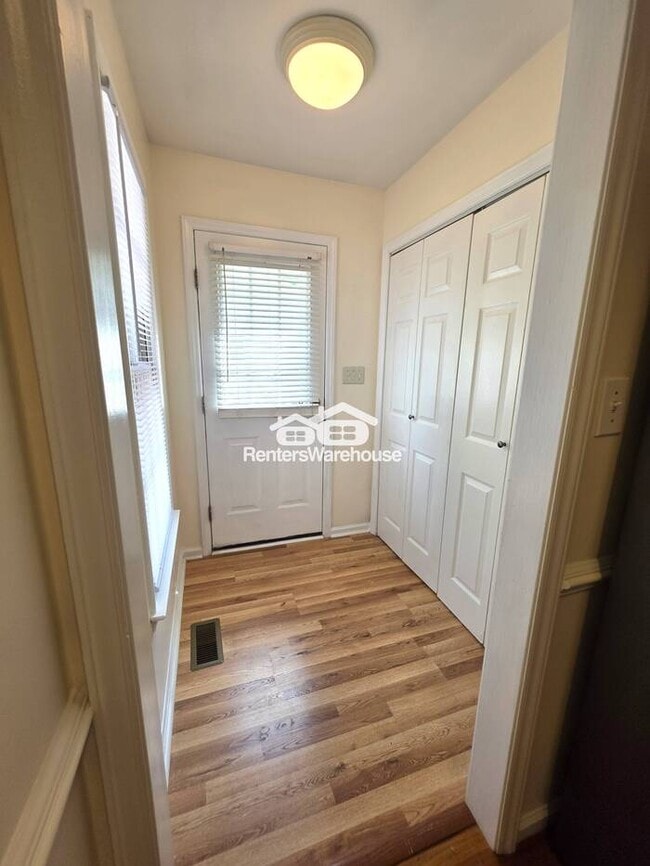 Building Photo - Lovely 3 bedroom, 2 1/2 Bath home in popul...