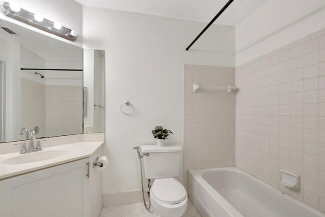 Building Photo - 5403 Verona Dr