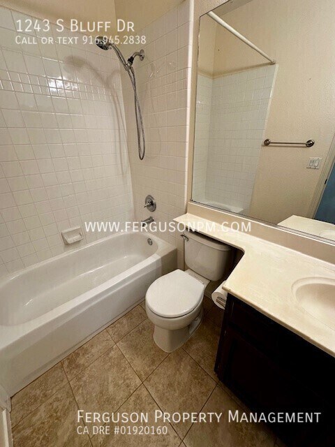 Building Photo - 1243 S Bluff Dr