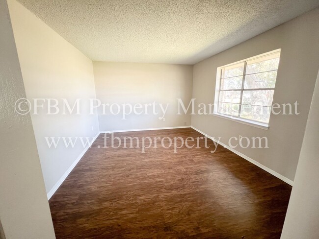 Building Photo - 211 Stonegate Dr
