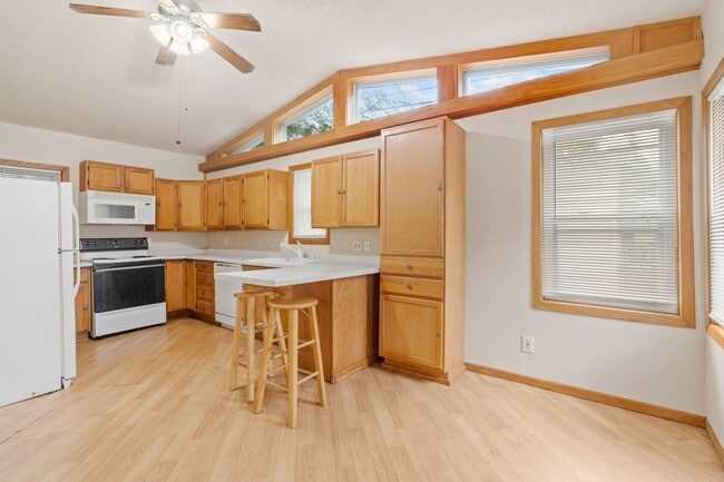 Building Photo - Modern 2-Bedroom Apartment in Hale with Fireplace, Soaking Tub & Premium Amenities