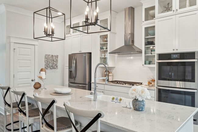 Building Photo - 3/3.5 End-Unit Townhome in Midtown Mt. Pleasant!