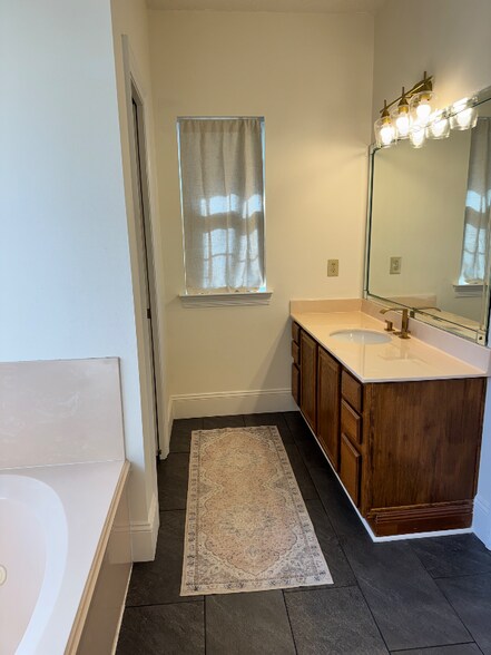 Building Photo - 350 Greenleaves Blvd