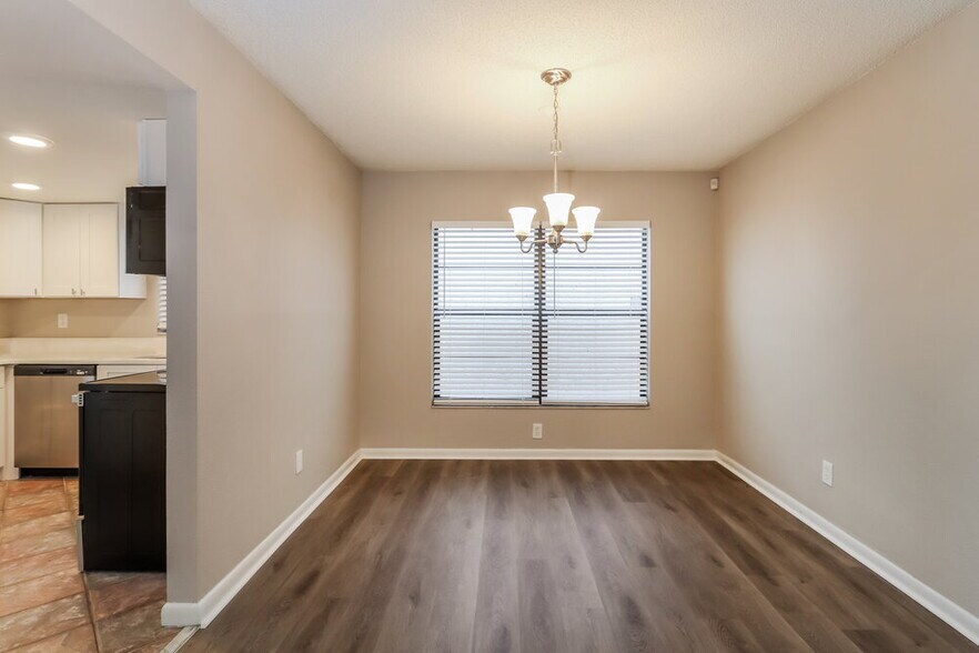 Building Photo - 11504 Robles Del Rio Pl