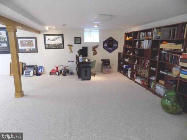 Building Photo - 911 Hedgerow Ct