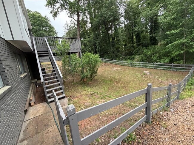 Building Photo - 3336 Camelot Dr NE