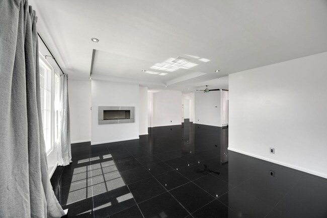 Building Photo - Adorable 2 Bed / 1 Bath