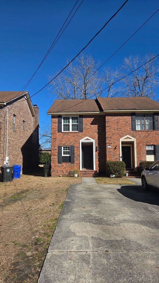 Building Photo - Charming 2 Bedroom Townhouse