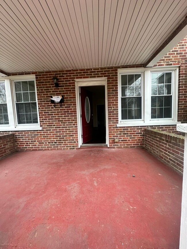 Building Photo - Three Bedroom Condo - Centrally Located Suffolk!