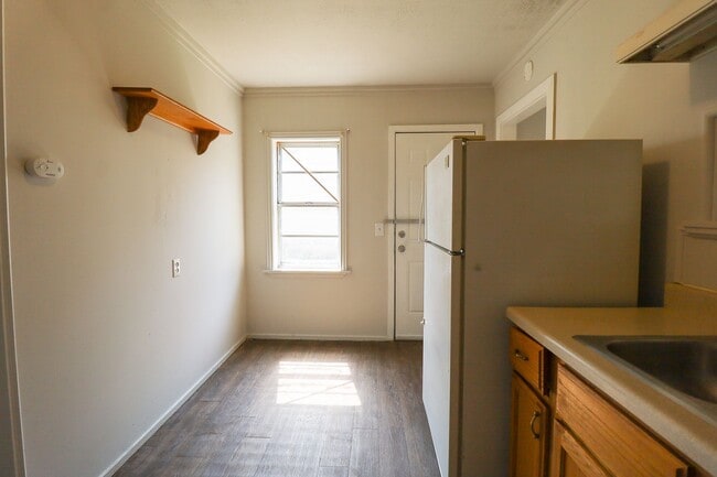 Building Photo - 1 Bedroom Duplex Available Immediately!