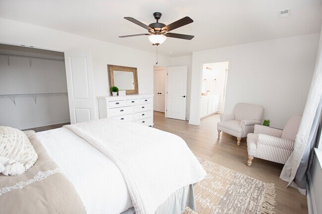 Building Photo - NEWLY RENOVATED with Washer and Dryer Incl...