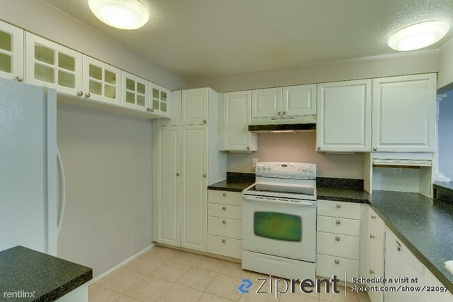 Building Photo - 2 br, 2 bath Condo - 13680 NE 69th St, Red...