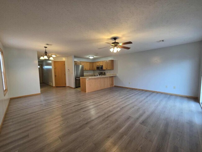 Building Photo - Spacious Town House!!