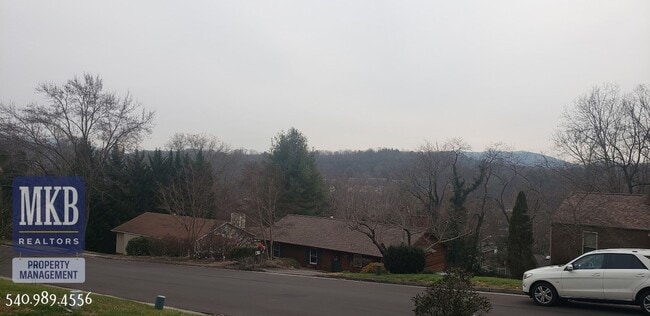 Building Photo - 3123 Glenmont Dr