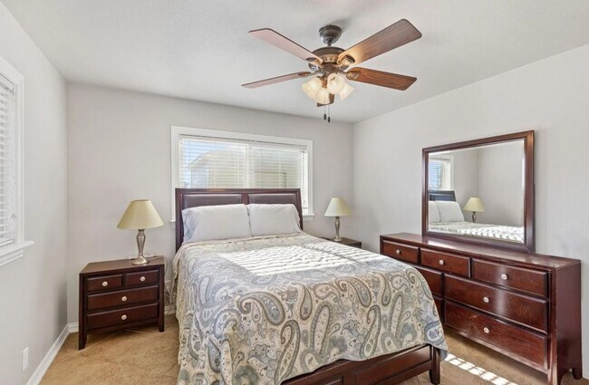 Building Photo - 3 Bedroom 2 Bath Beautiful home