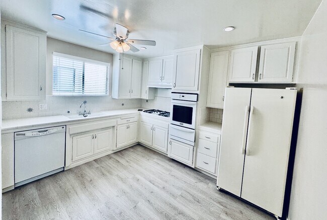 Building Photo - 2714 W Clark Ave