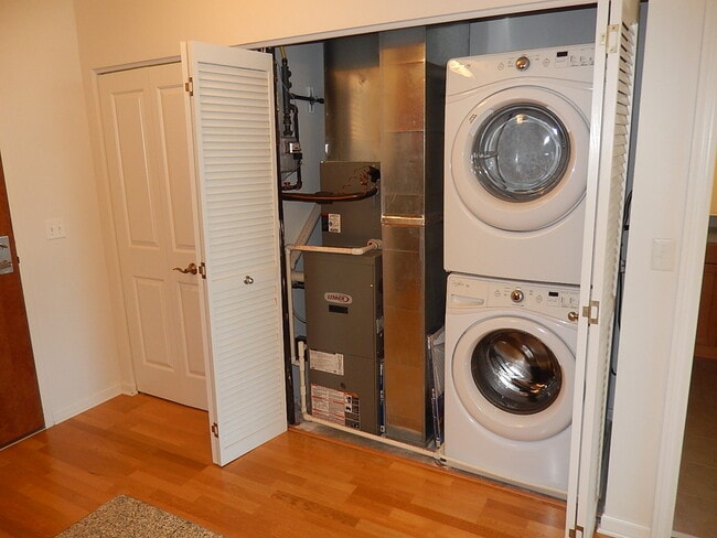 Building Photo - 850 Village Center Dr