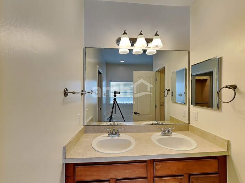 Building Photo - 2532 Creekfront Dr