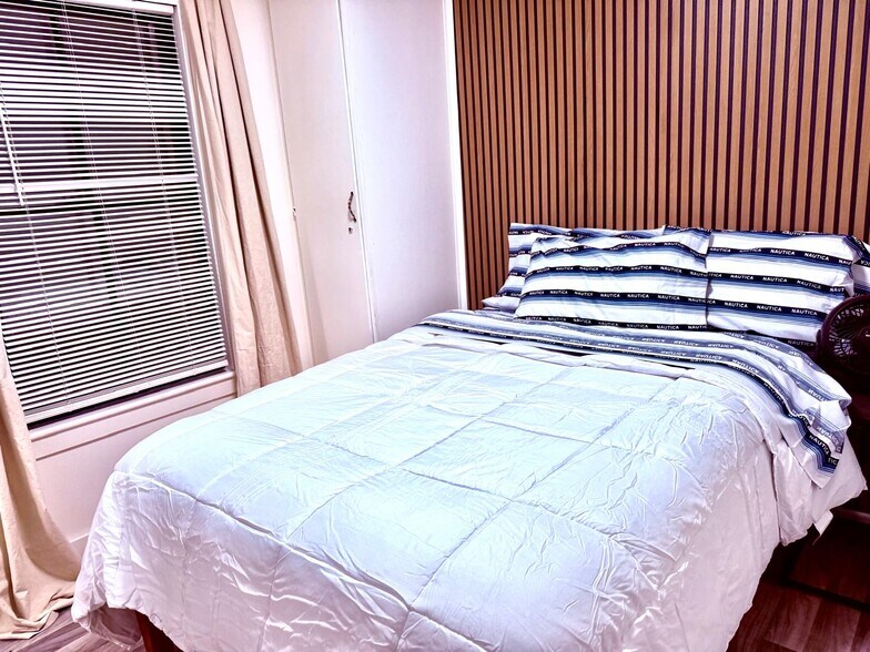 Building Photo - 163 Broadway