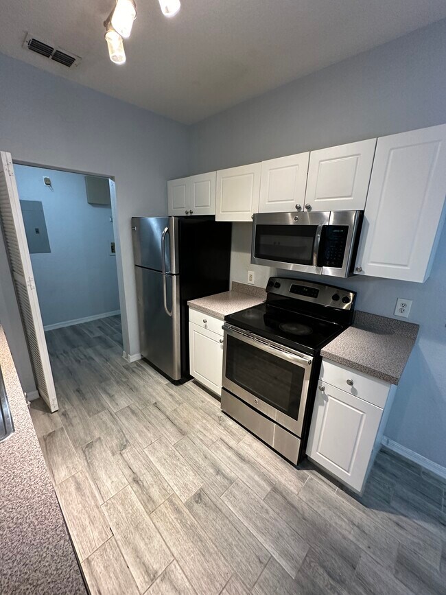 Building Photo - 875 Grand Regency Pointe