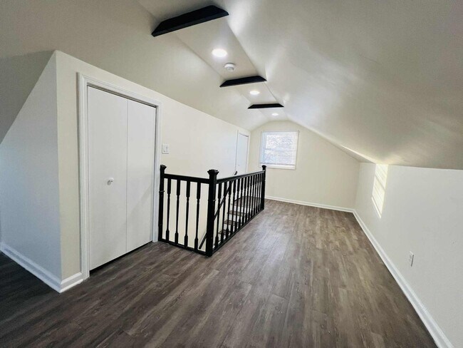 Building Photo - Freshly Updated Single-Family Home with Spacious Upper Bedroom