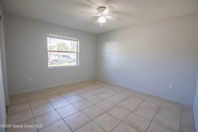 Building Photo - 415 Country Ln Dr