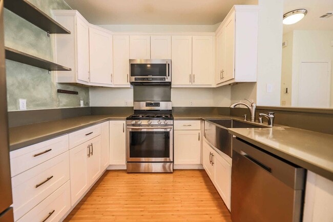 Building Photo - CUTE UPGRADED 3 BEDROOM CONDO IN HENDERSON!