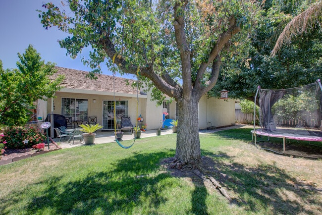 Building Photo - 1061 E Donna Dr