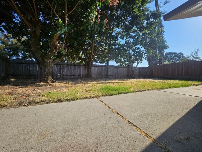 Building Photo - Welcome Home! Spacious Floor Plan 3 Bed 2 ...